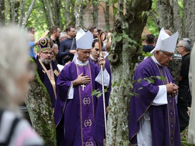 /A/2025/8/Misa zadušnica kod jame Jazovka/Misa zadušnica i obred ukopa ostataka žrtava bačenih u jamu Jazovka (38).JPG