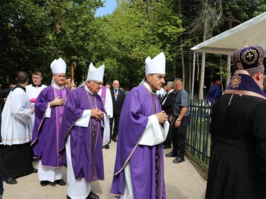 /A/2025/8/Misa zadušnica kod jame Jazovka/Misa zadušnica i obred ukopa ostataka žrtava bačenih u jamu Jazovka (41).JPG