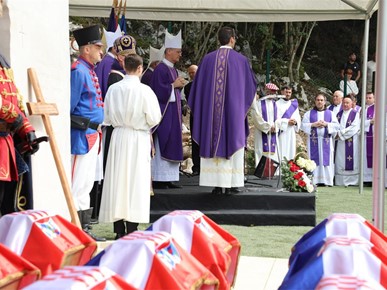 /A/2025/8/Misa zadušnica kod jame Jazovka/Misa zadušnica i obred ukopa ostataka žrtava bačenih u jamu Jazovka (42).JPG