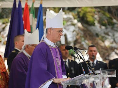 /A/2025/8/Misa zadušnica kod jame Jazovka/Misa zadušnica i obred ukopa ostataka žrtava bačenih u jamu Jazovka (43).JPG