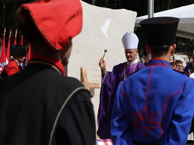 /A/2025/8/Misa zadušnica kod jame Jazovka/Misa zadušnica i obred ukopa ostataka žrtava bačenih u jamu Jazovka (45).JPG