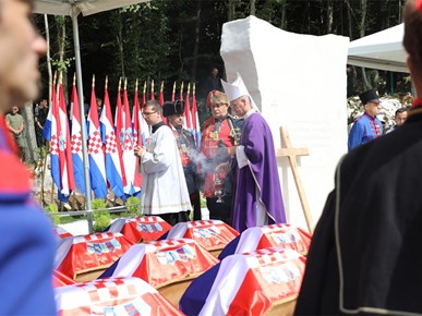 /A/2025/8/Misa zadušnica kod jame Jazovka/Misa zadušnica i obred ukopa ostataka žrtava bačenih u jamu Jazovka (46).JPG