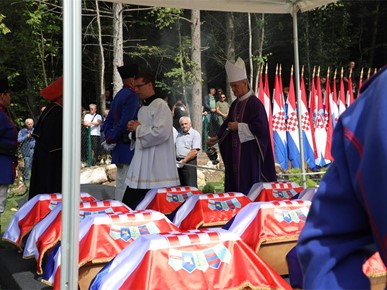 /A/2025/8/Misa zadušnica kod jame Jazovka/Misa zadušnica i obred ukopa ostataka žrtava bačenih u jamu Jazovka (47).JPG