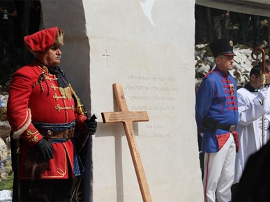 /A/2025/8/Misa zadušnica kod jame Jazovka/Misa zadušnica i obred ukopa ostataka žrtava bačenih u jamu Jazovka (48).JPG