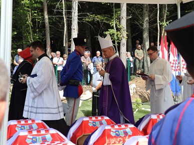 /A/2025/8/Misa zadušnica kod jame Jazovka/Misa zadušnica i obred ukopa ostataka žrtava bačenih u jamu Jazovka (49).JPG