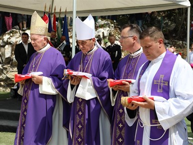 /A/2025/8/Misa zadušnica kod jame Jazovka/Misa zadušnica i obred ukopa ostataka žrtava bačenih u jamu Jazovka (5).JPG