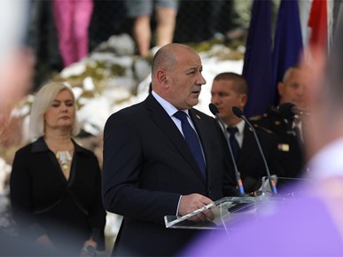 /A/2025/8/Misa zadušnica kod jame Jazovka/Misa zadušnica i obred ukopa ostataka žrtava bačenih u jamu Jazovka (54).JPG