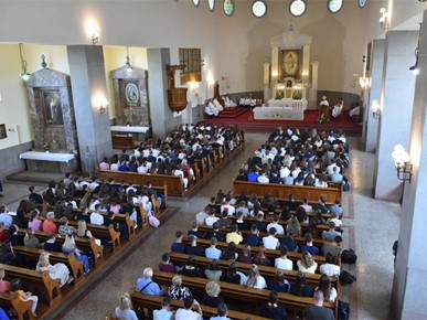 /A/2025/9/A/Biskup Gorski predvodio misu sa zazivom Duha Svetoga za učenike i djelatnike NKG-a (10).jpg