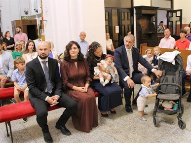 /A/2025/9/C/Biskup Gorski krstio peto dijete obitelji Šimunić u Župi sv. Petra apostola u Zagrebu (2).JPG