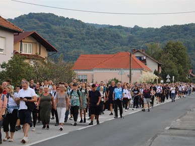 /A/2025/9/MARIJA BISTRICA/Ulazna procesija (subota)/Dolazak hodočasnika iz Zagreba (2).JPG