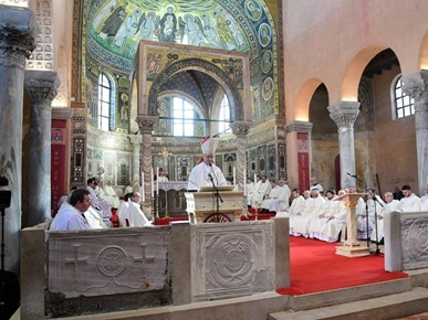 /A/2026/1/A/Posmrtni ostaci biskupa Dobrile položeni u biskupsku grobnicu u Poreču (4).jpg