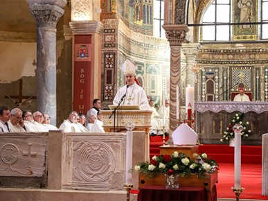 /A/2026/1/B/Posmrtni ostaci biskupa Dobrile položeni u biskupsku grobnicu u Poreču_ppb (13).jpg