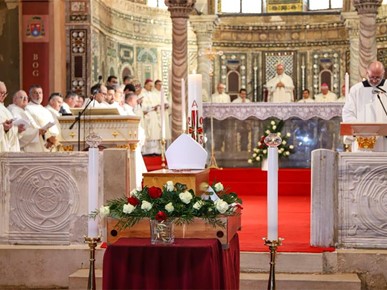 /A/2026/1/B/Posmrtni ostaci biskupa Dobrile položeni u biskupsku grobnicu u Poreču_ppb (18).jpg