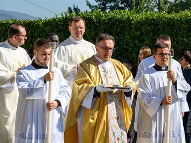 /A/2026/10/B/Biskup Šaško posvetio crkvu u Župi bl. Alojzija Stepinca, Bestovje-Novaki-Rakitje (1).jpg