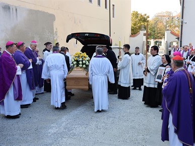 /A/2026/10/F/Slavljena misa zadušnica i sprovodni obredi za preminulog mons. Lovru Cindorija (17).JPG