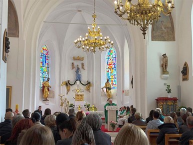 /A/2026/10/F/U Tuhlju predstavljena knjiga Lurd - susret Neba i Zemlje p. Božidara Nagyja (2).jpeg