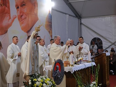 /A/2026/10/G/261022 Nadbiskup Kutleša predvodio misno slavlje svetkovine sv. Ivana Pavla II. u Jelkovcu (17).JPG