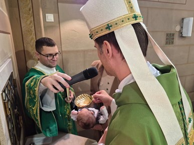 /A/2026/10/H/Biskup Kovač krstio peto dijete obitelji Landeka (6).jpeg