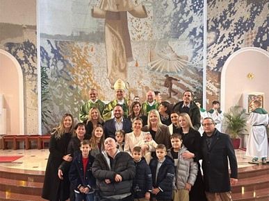 /A/2026/2/C/Biskup Šaško krstio peto dijete obitelji Novačić (2).jpg