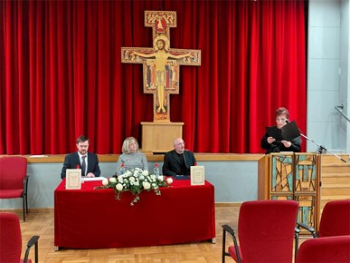 /A/2026/2/D/Predstavljena crkvena pjesmarica Hvalite Boga u svetištu njegovu (2).jpg