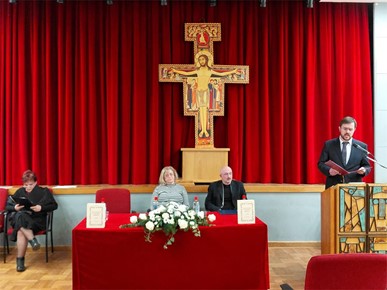 /A/2026/2/D/Predstavljena crkvena pjesmarica Hvalite Boga u svetištu njegovu (4).jpg