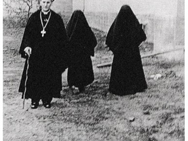 /A/2026/2/Stepinac i njegov Karmel/Kardinal Stepinac nadgleda izgradnju Karmela.jpg