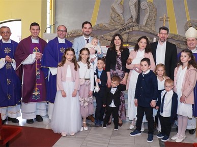 /A/2026/3/E/Biskup Šaško krstio Rebeku, peto dijete obitelji Bošnjak i Cvitu, peto dijete obitelji Vučemilo (1).jpg