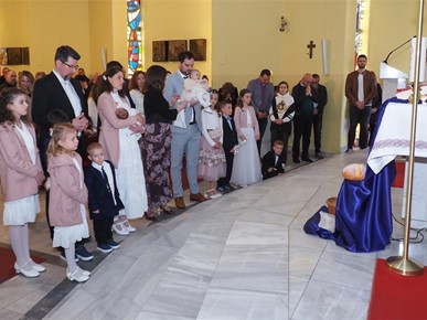 /A/2026/3/E/Biskup Šaško krstio Rebeku, peto dijete obitelji Bošnjak i Cvitu, peto dijete obitelji Vučemilo (2).jpg