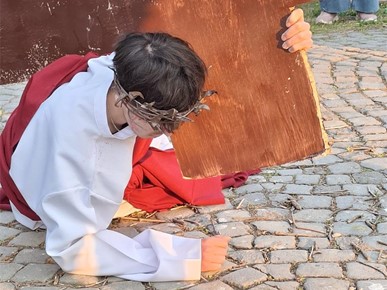 /A/2026/3/E/Krizmanici velikogoričke Župe Navještenja BDM predvodili križni put uz scenski prikaz Muke Gospodnje (3).jpeg