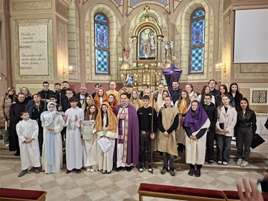 /A/2026/3/E/Krizmanici velikogoričke Župe Navještenja BDM predvodili križni put uz scenski prikaz Muke Gospodnje (6).jpeg