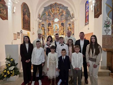 /A/2026/4/A/Biskup Kovač krstio šesto dijete obitelji Jeđud u Brezovici (1).jpg