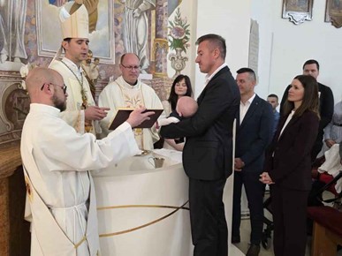 /A/2026/4/A/Biskup Kovač krstio šesto dijete obitelji Jeđud u Brezovici (2).jpg
