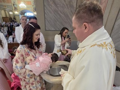 /A/2026/4/A/U župi Bistra kršteno peto dijete obitelji Gudiček (4).jpg