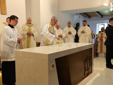 /A/2026/4/Posveta crkve/Nadbiskup Kutleša posvetio crkvu u Gajnicama (19).JPG