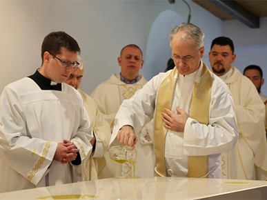 /A/2026/4/Posveta crkve/Nadbiskup Kutleša posvetio crkvu u Gajnicama (20).JPG