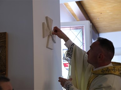 /A/2026/4/Posveta crkve/Nadbiskup Kutleša posvetio crkvu u Gajnicama (25).JPG