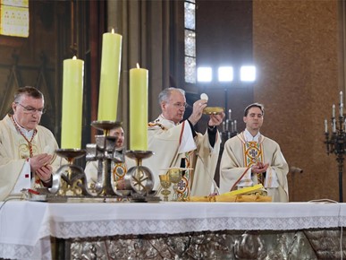 /A/2026/4/USKRS/260405 Nadbiskup Kutleša predvodio misu na Uskrs (19).JPG