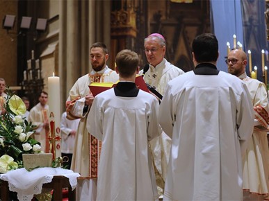 /A/2026/4/VELIKA SUBOTA/260404 Nadbiskup Kutleša predvodio Vazmeno bdjenje u Zagrebačkoj katedrali (36).JPG