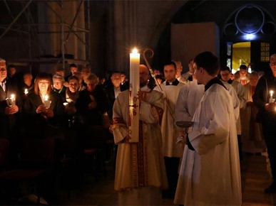 /A/2026/4/VELIKA SUBOTA/260404 Nadbiskup Kutleša predvodio Vazmeno bdjenje u Zagrebačkoj katedrali (4).JPG