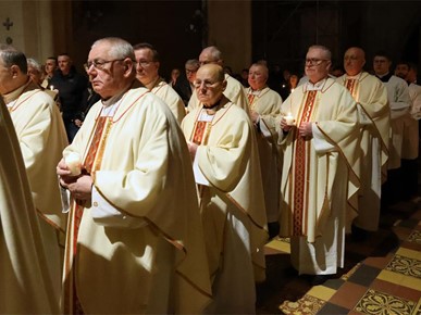 /A/2026/4/VELIKA SUBOTA/260404 Nadbiskup Kutleša predvodio Vazmeno bdjenje u Zagrebačkoj katedrali (5).JPG