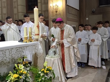 /A/2026/4/VELIKA SUBOTA/Biskup Šaško predvodio Vazmeno bdjenje u Župi Navještenja BDM u Velikoj Gorici (4).jpeg