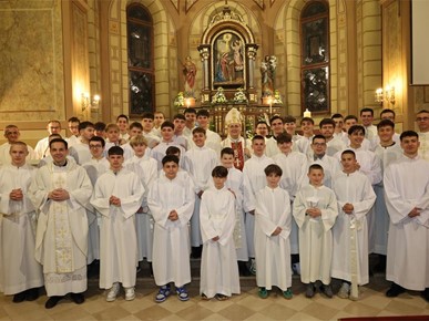 /A/2026/4/VELIKA SUBOTA/Biskup Šaško predvodio Vazmeno bdjenje u Župi Navještenja BDM u Velikoj Gorici (9).jpeg