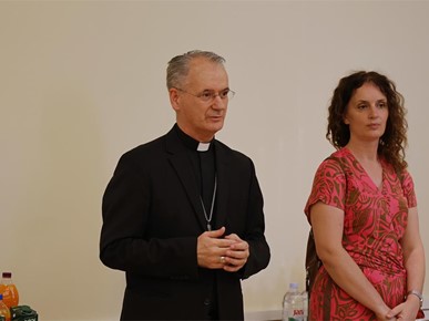 /A/2026/5/F/260526 Nadbiskup Kutleša primio članove školske dramske skupine iz Tomislavgrada (4).JPG