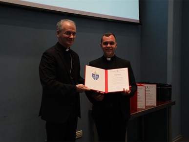 /A/2026/6/A/260602 Nadbiskup Kutleša đakonima dodijelio diplome o postignutoj svećeničkoj spremi (14).JPG