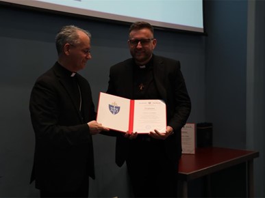 /A/2026/6/A/260602 Nadbiskup Kutleša đakonima dodijelio diplome o postignutoj svećeničkoj spremi (23).JPG