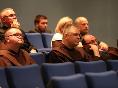 /A/2026/6/A/260602 Nadbiskup Kutleša đakonima dodijelio diplome o postignutoj svećeničkoj spremi (4).JPG