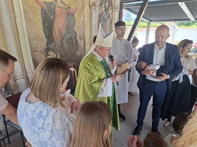 /A/2026/6/C/​260607 Biskup Vlado Razum krstio peto dijete obitelji Čaljkušić i četvrto dijete obitelji Kasić  (3).jpg