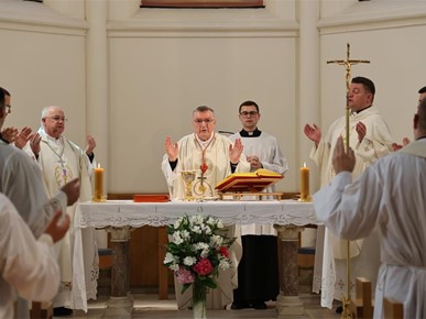 /A/2026/6/E/260618 Kardinal Bozanić predvodio misu povodom 10. i 15. obljetnice prezbiterskog ređenja (2).JPG