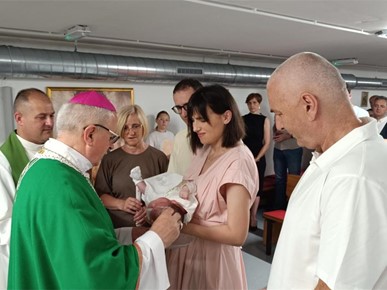 /A/2026/6/F/Biskup Gorski krstio šesto dijete obitelji Jurič u Župi Jelkovec (2).jpeg