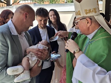 /A/2026/7/A/260705 Biskup Gorski krstio osmo dijete obitelji Pavlović (1).jpg